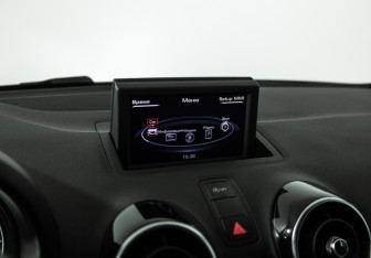 Подержанный автомобиль Audi A1 2012 года (15 фото)