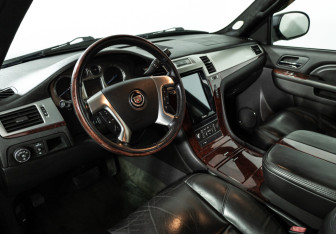 Подержанный автомобиль Cadillac Escalade Suv 2010 года (11 фото)