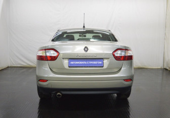 Подержанный автомобиль Renault Fluence 2013 года (6 фото)
