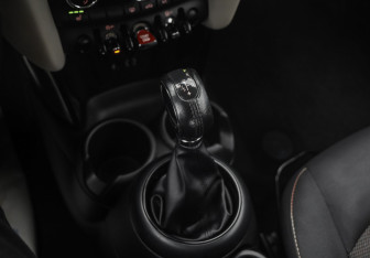 Подержанный автомобиль MINI Hatch 2016 года (18 фото)