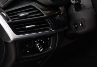 Подержанный автомобиль BMW X6 2016 года (21 фото)