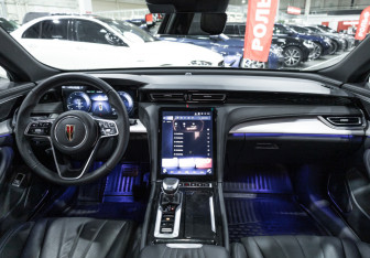 Подержанный автомобиль Hongqi H5 2025 года (14 фото)