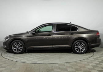 Подержанный автомобиль Volkswagen Passat Sedan 2017 года (8 фото)
