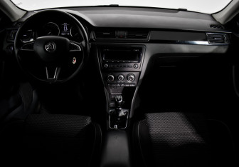 Подержанный автомобиль Skoda Rapid Liftback 2015 года (14 фото)