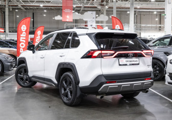 Подержанный автомобиль Toyota RAV4 2022 года (10 фото)