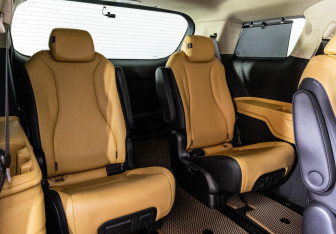 Подержанный автомобиль Kia Carnival 2022 года (28 фото)