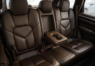 Подержанный автомобиль Porsche Cayenne 2015 года (35 фото)