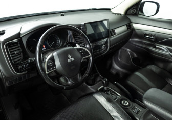 Подержанный автомобиль Mitsubishi Outlander 2013 года (11 фото)