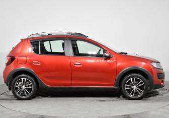 Подержанный автомобиль Renault Sandero 2016 года (4 фото)