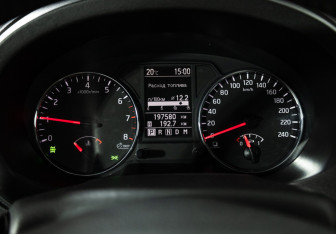 Подержанный автомобиль Nissan X-Trail 2011 года (12 фото)