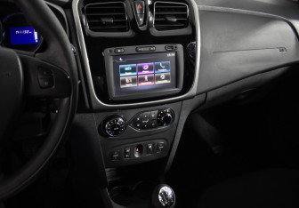 Подержанный автомобиль Renault Sandero 2016 года (17 фото)