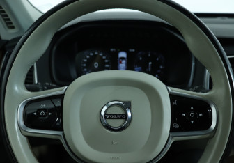 Подержанный автомобиль Volvo XC90 2018 года (19 фото)