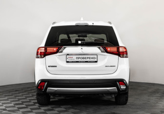 Подержанный автомобиль Mitsubishi Outlander 2018 года (6 фото)