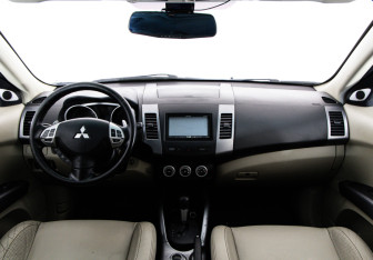 Подержанный автомобиль Mitsubishi Outlander 2008 года (10 фото)