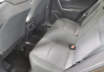 Подержанный автомобиль Toyota RAV4 2019 года (11 фото)