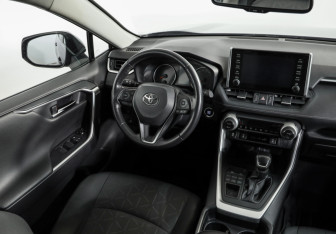 Подержанный автомобиль Toyota RAV4 2021 года (9 фото)
