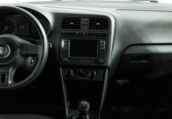 Подержанный автомобиль Volkswagen Polo Sedan 2012 года (14 фото)