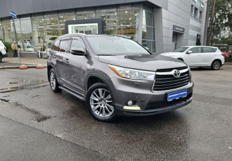 Подержанный автомобиль Toyota Highlander 2015 года (3 фото)