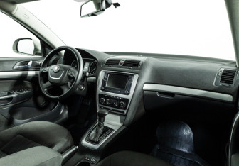 Подержанный автомобиль Skoda Octavia Liftback 2010 года (9 фото)