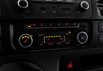 Подержанный автомобиль Volkswagen Caravelle 2014 года (15 фото)