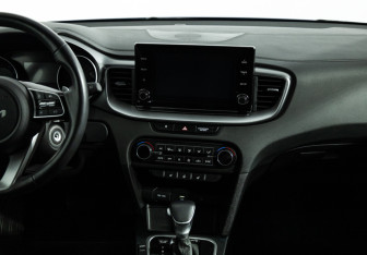 Подержанный автомобиль Kia Ceed Hatchback 2022 года (14 фото)