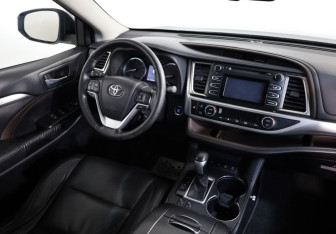 Подержанный автомобиль Toyota Highlander 2015 года (8 фото)