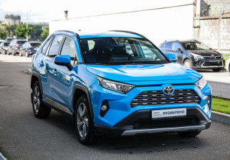 Подержанный автомобиль Toyota RAV4 2021 года (5 фото)