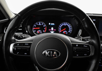 Подержанный автомобиль Kia K5 2021 года (18 фото)