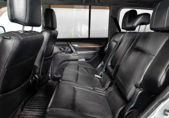 Подержанный автомобиль Mitsubishi Pajero 2008 года (12 фото)