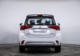 Подержанный автомобиль Mitsubishi Outlander 2022 года (6 фото)