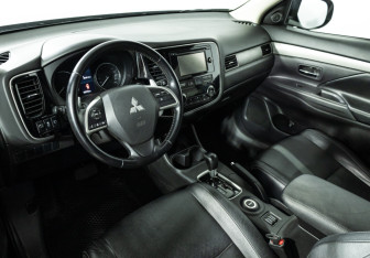 Подержанный автомобиль Mitsubishi Outlander 2013 года (11 фото)