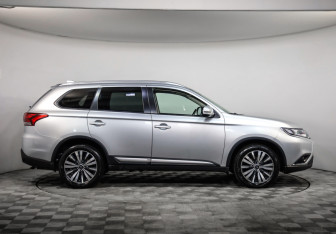 Подержанный автомобиль Mitsubishi Outlander 2019 года (4 фото)