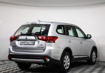 Подержанный автомобиль Mitsubishi Outlander 2017 года (5 фото)