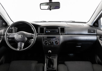 Подержанный автомобиль Toyota Corolla Sedan 2005 года (10 фото)