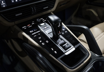 Подержанный автомобиль Porsche Cayenne 2018 года (32 фото)