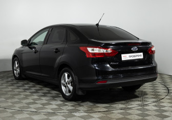 Подержанный автомобиль Ford Focus Sedan 2011 года (7 фото)