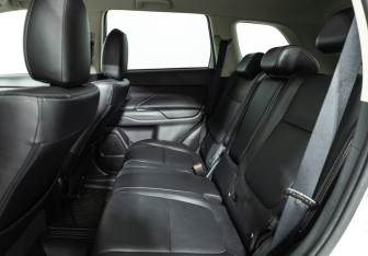 Подержанный автомобиль Mitsubishi Outlander 2018 года (10 фото)