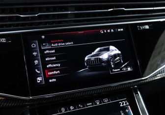 Подержанный автомобиль Audi Q8 2023 года (26 фото)