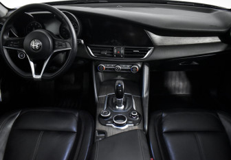 Подержанный автомобиль Alfa Romeo Giulia 2018 года (16 фото)