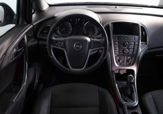 Подержанный автомобиль Opel Astra Hatchback 2011 года (9 фото)