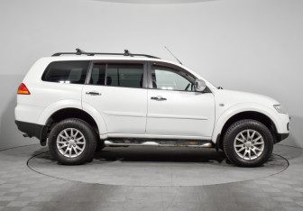 Подержанный автомобиль Mitsubishi Pajero Sport 2011 года (4 фото)