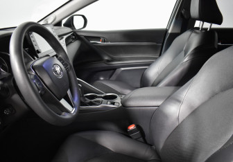Подержанный автомобиль Toyota Camry Sedan 2022 года (10 фото)