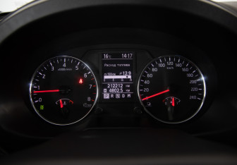 Подержанный автомобиль Nissan X-Trail 2013 года (13 фото)