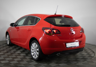 Подержанный автомобиль Opel Astra Hatchback 2012 года (7 фото)