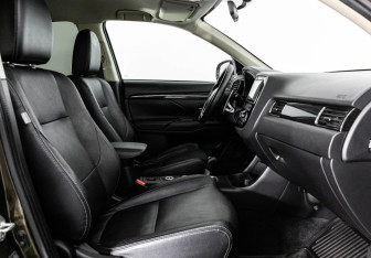 Подержанный автомобиль Mitsubishi Outlander 2015 года (18 фото)