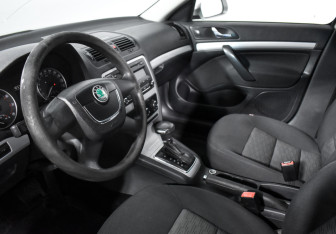 Подержанный автомобиль Skoda Octavia Liftback 2011 года (9 фото)