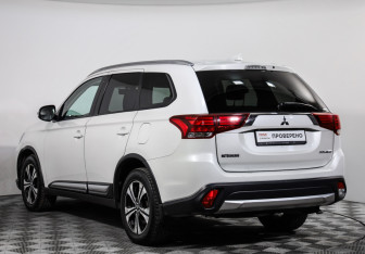 Подержанный автомобиль Mitsubishi Outlander 2018 года (7 фото)