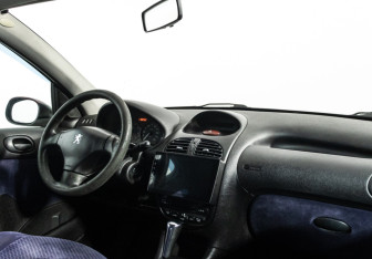 Подержанный автомобиль Peugeot 206 Hatchback 2004 года (9 фото)