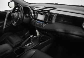 Подержанный автомобиль Toyota RAV4 2015 года (15 фото)