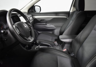 Подержанный автомобиль Mitsubishi Outlander 2016 года (10 фото)